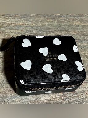 NWOT Kate Spade Black and White heart themed jewelry wallet